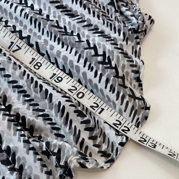 Bella Dahl BLACK and gray lightweight blouse with #design size extra small - Picture 6 of 7